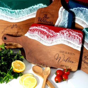 Personalisiertes Harz Charcuterie Brett, Verlobungsgeschenke, Benutzerdefinierte Einzigartige Hochzeitsgeschenke, Walnussharz Schneidebrett, Jubiläumsgeschenk, Live Edge