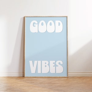 Impresión de cita de los años 70 en azul pastel Good Vibes