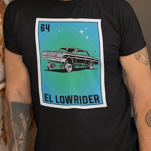 Camiseta El Lowrider Loteria – Design Chevy Impala Lowrider 1964 – Camiseta gráfica com jogo de cartas mexicano – Camiseta masculina premium de peso pesado S-4XL