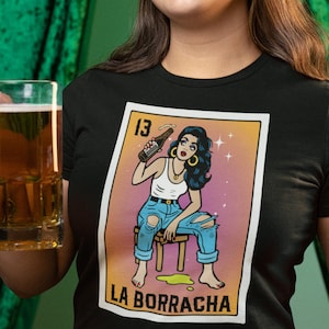 Camiseta La Borracha Loteria – Camiseta gráfica inspirada em jogo de cartas mexicano para mulheres – Design de mulher bêbada – Camiseta Fiesta – Camiseta da moda latina