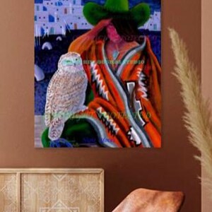 Puede incluir: Pintura original que representa a una persona con sombrero verde y poncho naranja, con un búho posado en su brazo. El fondo presenta un pueblo con edificios blancos bajo un cielo azul oscuro. La pintura está firmada.