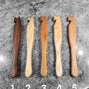 Rejilla de horno de madera hecha a mano con varilla para empujar y tirar: utensilio de cocina único