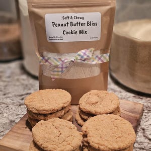 Op de afbeelding: Een set van drie keramische nestkommen in blauwe, groene en witte tinten. De kommen hebben een gespikkeld ontwerp en verschillende maten, perfect voor het bereiden of serveren van voedsel.