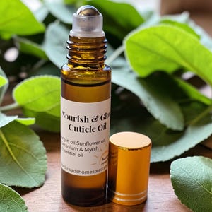 Puede incluir: Un juego de tres tazas de cerámica con un acabado moteado y mate. Las tazas son de color crema, gris claro y gris oscuro. Cada taza tiene un diseño simple y minimalista.