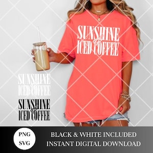 Puede incluir: Una camiseta rosa con el texto "Sunshine & Iced Coffee" en letras blancas. La camiseta la lleva puesta una persona que sostiene un vaso de café helado.