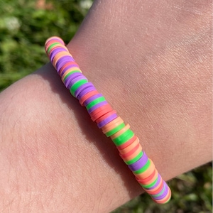 Bracelet de perles d&#39;argile de fête au néon