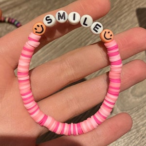 Bracelet de perles d’argile souriant