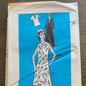 Puede incluir: Patrón de costura vintage para un vestido sin mangas con cuello en V y estampado floral. El patrón es para la talla 12 y se llama "Printed Pattern 9316".