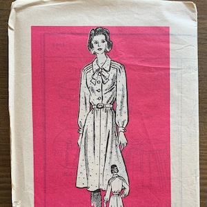 Puede incluir: Un patrón de costura vintage para un vestido con un lazo en el cuello. El patrón está impreso en un fondo rosa e incluye una talla 16. El número del patrón es 4689.