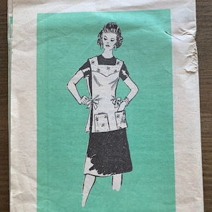 Puede incluir: Patrón de costura vintage para un delantal de talla mediana. El patrón muestra a una mujer usando un delantal blanco con una falda negra y un lazo en la cintura. El número del patrón es 4549.