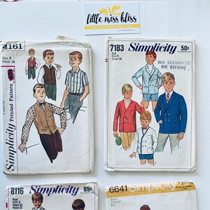 Może przedstawiać: Cztery vintage'owe wzory szycia Simplicity do ubrań dla chłopców. Wzory są dla rozmiarów 8 i 27 cali w klatce piersiowej. Wzory przedstawiają ilustracje chłopców w różnych strojach, w tym koszulę w kratę i spodnie, niebieski garnitur, brązową kamizelkę i koszulę oraz niebieski blezer.