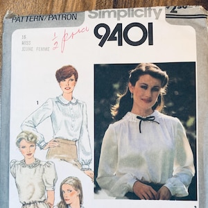 Pode incluir: Um padrão de costura vintage para uma blusa feminina com quatro vistas diferentes. O padrão é para o padrão Simplicity número 9401. O padrão inclui instruções para fazer uma blusa com uma gola de renda, uma gola com babados e uma gola lisa.