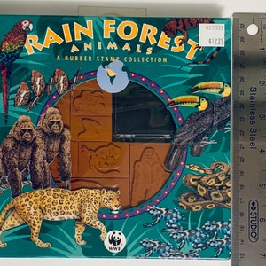 以下が含まれることがあります： レインフォレストアニマルズと書かれたカラフルな箱と、オニオオハシ、ジャガー、ゴリラ、ヘビなど、熱帯雨林の動物をモチーフにしたゴム製スタンプのセット。箱にはWWFのロゴも入っています。
