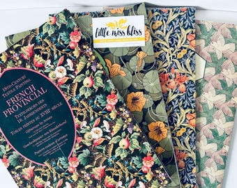 Puede incluir: Un conjunto de papel de regalo estampado con diseños florales y botánicos. Un papel tiene el texto "18th-Century Textile Painting French Provincial". Los papeles son en tonos verdes, azules, rosas y naranjas. También se ve una pequeña tarjeta con el texto "little miss bliss".