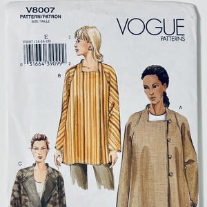 Può includere: Modello di cucito Vogue Patterns con tre modelli di giacche. Il modello include un tunichetta a righe, una giacca a tinta unita con chiusura a bottoni e una giacca fantasia. Il logo e il sito web "little miss bliss" sono visibili.