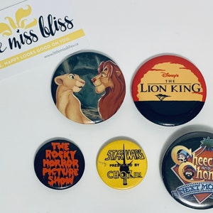 Puede incluir: Cinco botones redondos con diferentes personajes de dibujos animados y títulos de películas. Los botones representan El Rey León, Star Wars, Cheech and Chong, The Rocky Horror Picture Show y una escena de El Rey León con Simba y Nala.