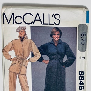 Könnte beinhalten: Vintage McCall's Schnittmuster für ein Halston Kleid und eine Hose. Das Schnittmuster ist für eine Damenkonfektionsgröße 20 und kostet 5,70 $. Das Schnittmuster zeigt ein langärmeliges Kleid mit Knopfleiste und eine passende Hose.