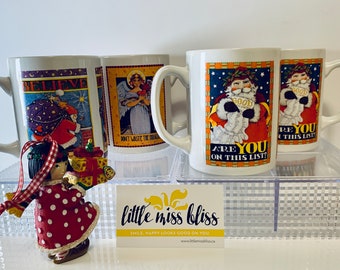 Puede incluir: Conjunto de cuatro tazas de cerámica blanca con ilustraciones de temática navideña. Las tazas representan a Papá Noel, un ángel y una escena de invierno. El texto en las tazas dice "Believe", "Don't Waste the Miracle", "Are You on This List?" y "Are You on This List?"
