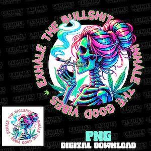 Może przedstawiać: Cyfrowa ilustracja szkieletu z różowymi i niebieskimi włosami w kok, palącego jointa. Szkielet siedzi ze skrzyżowanymi nogami, otoczony zielonymi liśćmi marihuany. Tekst "Exhale the Bullshit Inhale the Good Vibes" jest napisany wokół szkieletu.