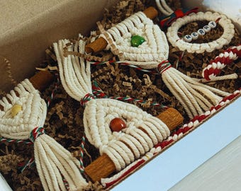 Set de regalo de adornos de macramé con ramas de canela