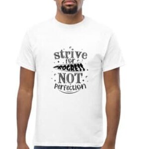 Puede incluir: Camiseta blanca con texto negro que dice "strive for progress not perfection".