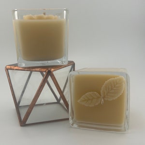 Mini candela profumata al pompelmo rosa con design floreale assortito