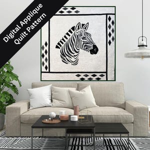 Könnte beinhalten: Ein schwarz-weißer Quilt mit einem Zebra-Kopf-Design. Der Quilt hat einen weißen Hintergrund mit einem schwarzen Rand und Diamantakzenten. Der Text "Digital Applique Quilt Pattern" befindet sich in der oberen linken Ecke.
