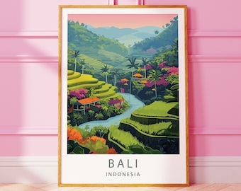 Puede incluir: Una impresión artística enmarcada con una colorida ilustración de Bali, Indonesia. La obra representa un paisaje exuberante con campos de arroz en terrazas, un río y vegetación tropical. La impresión tiene un marco dorado y el texto "BALI INDONESIA" en la parte inferior.