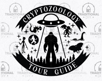 Puede incluir: Ilustración en blanco y negro de una guía turística de criptozoología. La ilustración presenta una variedad de criaturas míticas, incluyendo un sasquatch, un monstruo del lago Ness, un mothman, un hombre lobo, un cthulhu y un extraterrestre. El texto "Cryptozoology Tour Guide" está escrito en un círculo alrededor de las criaturas.
