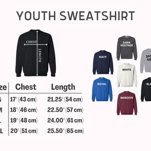 Puede incluir: Tabla de tallas de sudadera para j&oacute;venes con medidas en pulgadas y cent&iacute;metros. La tabla muestra las medidas de pecho y largo para las tallas S, M, L y XL. La tabla est&aacute; rodeada de im&aacute;genes de sudaderas en varios colores, incluyendo azul marino, azul real, gris oscuro jaspeado, blanco, granate, gris deportivo y negro.