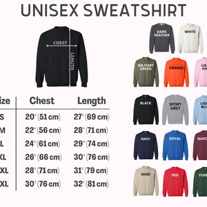 Puede incluir: Tabla de tallas de sudadera unisex con medidas en pulgadas y cent&iacute;metros. La tabla muestra las medidas de pecho y largo para las tallas S, M, L, XL, 2XL y 3XL. La tabla tambi&eacute;n muestra los diferentes colores disponibles para la sudadera, incluyendo negro, blanco, gris oscuro, verde militar, naranja, rosa claro, gris deportivo, azul claro, azul marino, azul real, granate, arena, rojo y verde bosque.