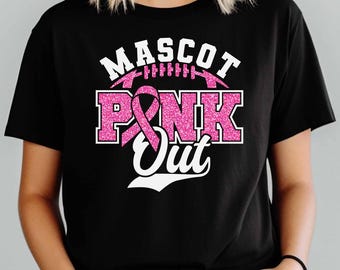 Könnte beinhalten: Ein schwarzes T-Shirt mit einem grafischen Design und dem Text MASCOT PINK OUT. Das Design enthält eine rosa glitzernde Schleife, die den Buchstaben I in PINK ersetzt, eine Football-Grafik und weiße Schriftzüge auf schwarzem Hintergrund.