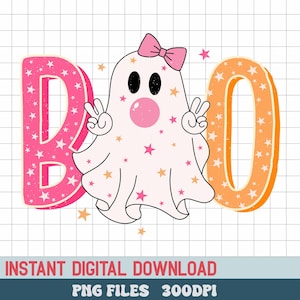 Puede incluir: Letras rosa y naranja que deletrean "BOO" con un fantasma blanco que lleva un lazo rosa en el medio. El fantasma tiene una burbuja rosa y está haciendo señales de paz con sus manos. Las letras y el fantasma están decorados con estrellas rosa y naranja.