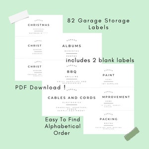 Op de afbeelding: Printbare garage-opslaglabels in zwarte tekst op een witte achtergrond. De labels zijn alfabetisch geordend en omvatten categorieën zoals Kerstmis, Albums, BBQ, Verf, Kabels en snoeren, Verbetering en Verpakking. De tekst "82 Garage-opslaglabels" en "bevat 2 blanco labels" is ook op de pagina opgenomen. De tekst "PDF Download!" en "Eenvoudig te vinden in alfabetische volgorde" is ook op de pagina opgenomen.