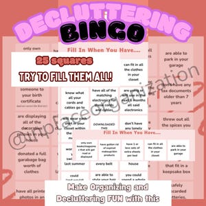 Könnte beinhalten: Ein rosa-rotes Entrümpelungs-Bingo-Spiel mit den Worten "Decluttering Bingo" in einer Blasen-Schriftart. Das Spiel hat 25 Felder mit Aufforderungen wie "jemandem zu Ihrer Geburtsurkunde" und "kann alle Kleider in Ihrem Schrank unterbringen."