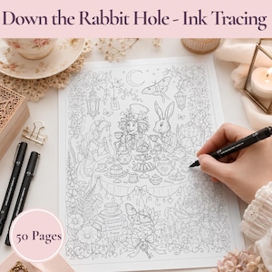 Op de afbeelding: Een zwart-wit inkttekening getiteld Down the Rabbit Hole met een gedetailleerde illustratie van een theekransje met een persoon, een hoedenmaker en een konijn, omringd door bloemmotieven, motten en boeken, onderdeel van een set van 50 pagina's.