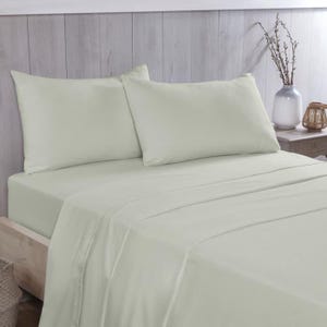 Puede incluir: Un juego de sábanas de cama de color verde claro con dos fundas de almohada. La sábana es lisa y sin arrugas.