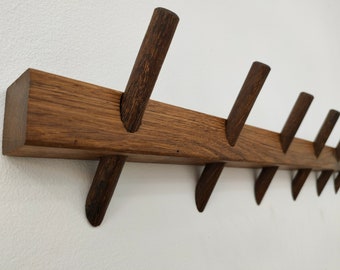 Handgemaakte kapstok van gerookt eikenhout met haken voor aan de muur