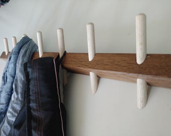 Handgemaakte kapstok van gerookt eiken: houten hanger voor wandmontage