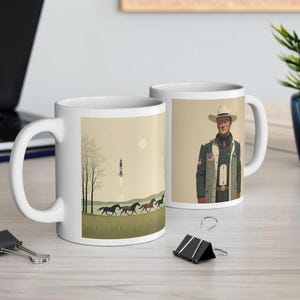 Puede incluir: Dos tazas de cerámica blanca con diseños diferentes. Una taza presenta a un vaquero con una chaqueta azul y verde y un sombrero blanco. La otra taza presenta un cohete que se lanza al cielo con cinco caballos corriendo a través de un campo.