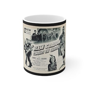 以下が含まれることがあります： フラッシュ・ゴードン征服宇宙のヴィンテージ映画ポスターデザインが施された白黒のマグカップ。ポスターには、未来的な設定の中で、人々が集まっており、「12 New Dynamic Episodes」と「Larry 'Buster' Crabbe as Flash Gordon」の文字が書かれている。