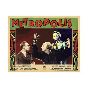 Peut inclure: Une affiche de film vintage pour le film de 1927 "Metropolis" réalisé par Fritz Lang. L'affiche présente une scène du film avec un robot, un homme en costume et un homme en manteau sombre. Le texte sur l'affiche indique "Metropolis", "Réalisé par Fritz Lang", "Une production Ufa", "Adapté par Channing Pollock" et "Un film Paramount".