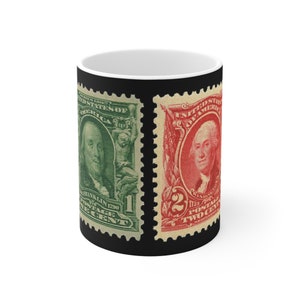 Selo de 1902, 11 onças, 1 centavo verde Franklin, 2 centavos vermelho Washington | Caneca de cerâmica, 11 onças | vintage | Benjamin & George | centavos | café | Selos postais dos EUA
