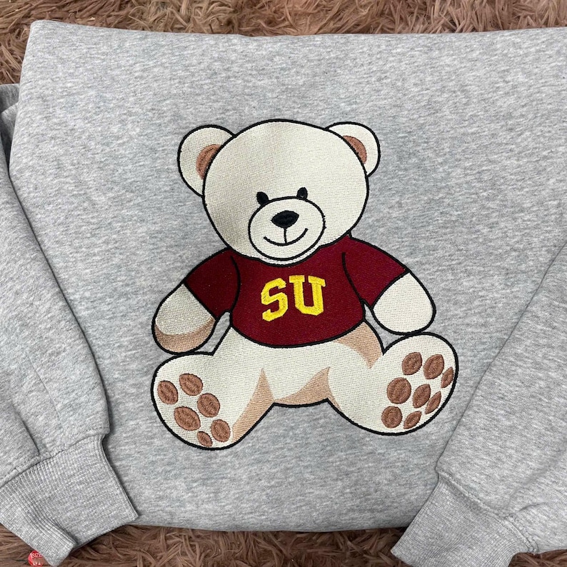 Custom College-sweater, geborduurde teddybeer-sweater, aangepaste universiteitsnaam wimpelshirt, Custom College Tee, cadeau voor collega afbeelding 2