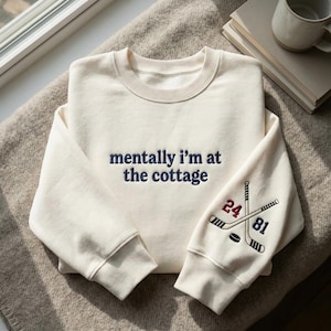 Może przedstawiać: Zestaw trzech ceramicznych kubków z nakrapianym, matowym wykończeniem. Kubki są w odcieniach kremowym, jasnoszarym i ciemnoszarym. Każdy kubek ma prosty, minimalistyczny design, idealny do kawy lub herbaty.