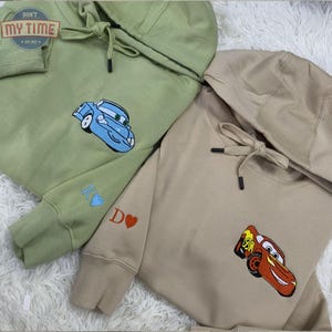 刺繍入り漫画の車のカップルのキャラクターの刺繍入りスウェットシャツ、カップルお揃いのセーター、カップルお揃いの服のギフト、クリスマスギフト