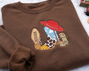 Spersonalizowana bluza z haftowanymi kowbojskimi butami, okrągły dekolt z motywem urodzinowym w stylu western, sweter z motywem Toy Kingdom, uroczy prezent dla fanów rodeo
