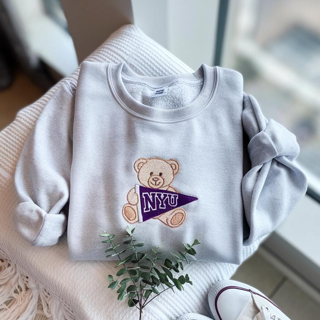 Felpa universitaria personalizzata, felpa con orsetto ricamato, maglietta con gagliardetto personalizzato con il nome dell'università, maglietta universitaria personalizzata, regalo per collega