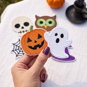 Set geborduurde Halloween-patches, strijk- en naaipatches met griezelige motieven: spook, pompoen, vleermuis, schedel, heksenhoed, zwarte kat.