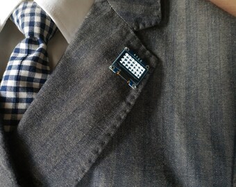 Fashion Accessory: Electronic Brooch with Dynamic Aperiodic Houndstooth